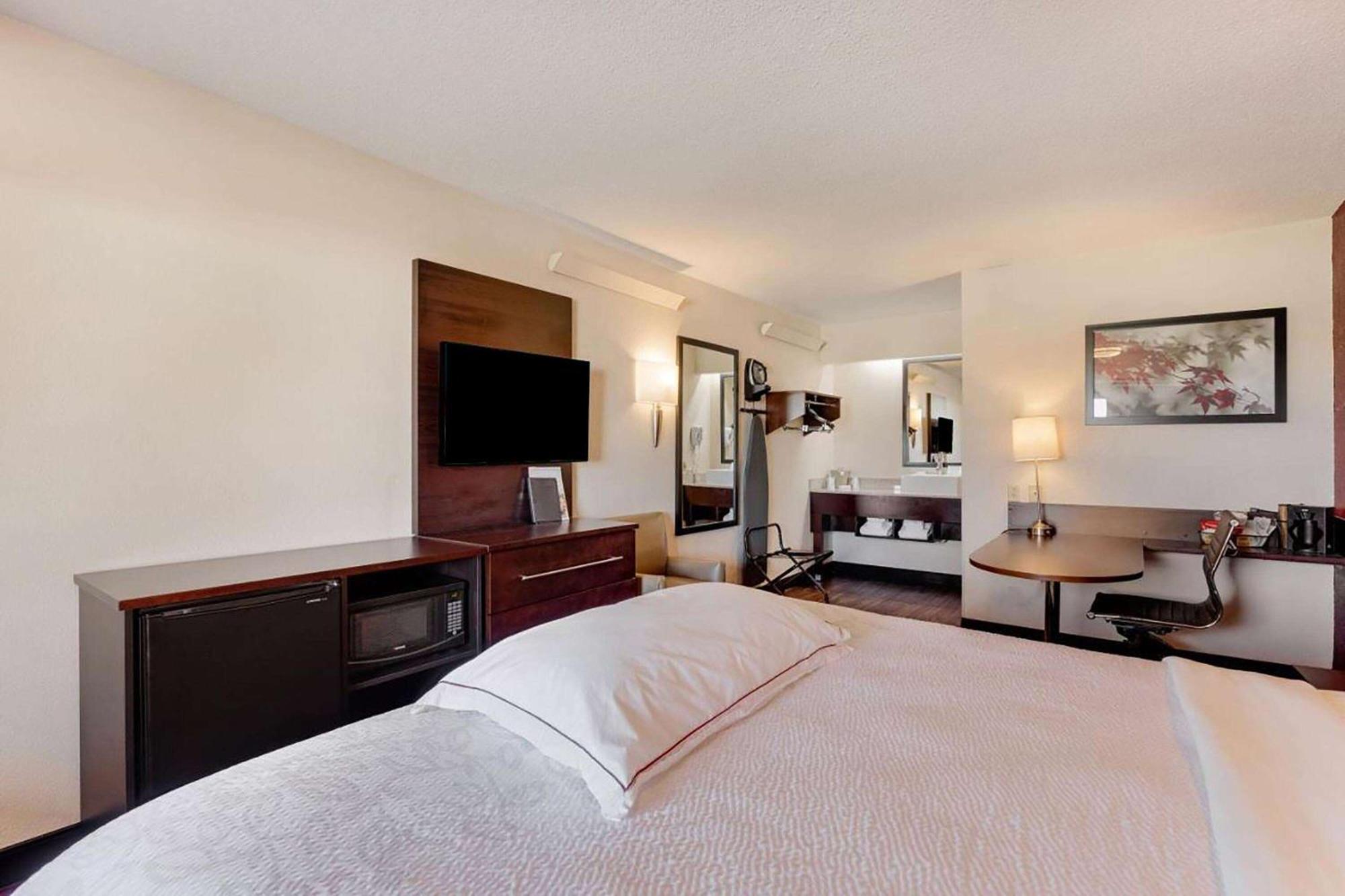 Super 8 By Wyndham Deerfield - Northbrook Hotel Exterior foto